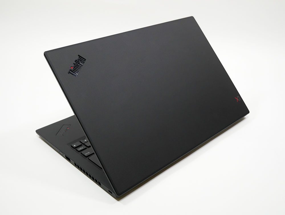 ThinkPad X1 Carbon (2019)の外観 天板側から斜め上