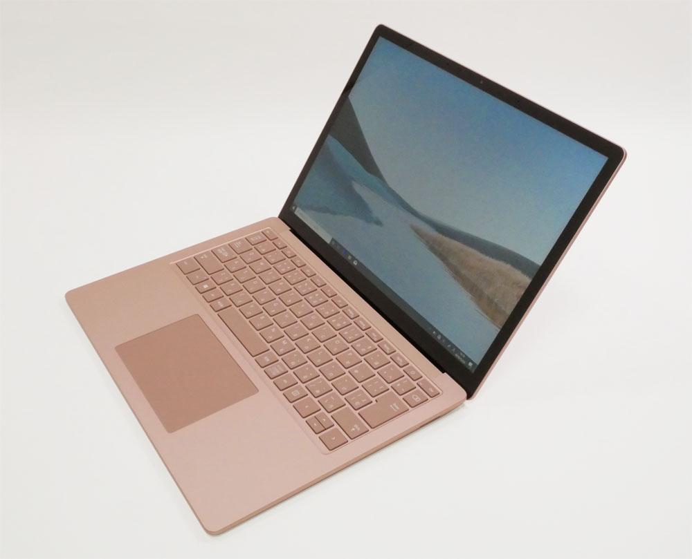 マイクロソフト　Surface Laptop 3の外観。斜め上からのカッコいいアングル