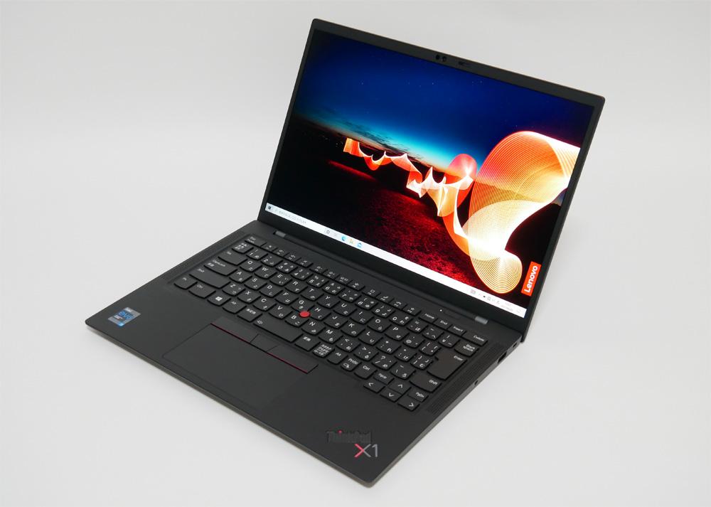 レノボ　ThinkPad X1 Carbon Gen 9の外観。斜め上からのカッコいいアングル