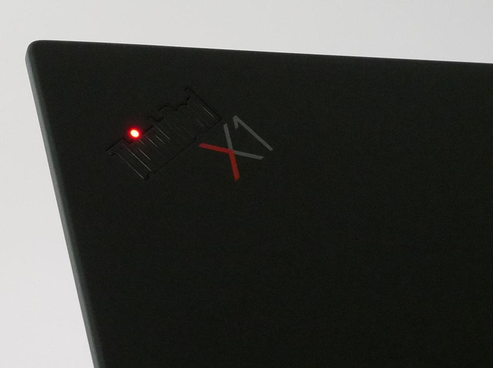 レノボ ThinkPad X1 Carbon Gen 9の天板が光っているところ