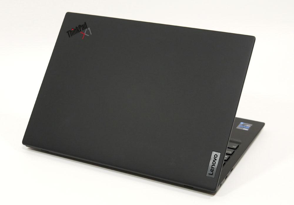 ThinkPad X1 Nanoの外観 天板側から斜め上