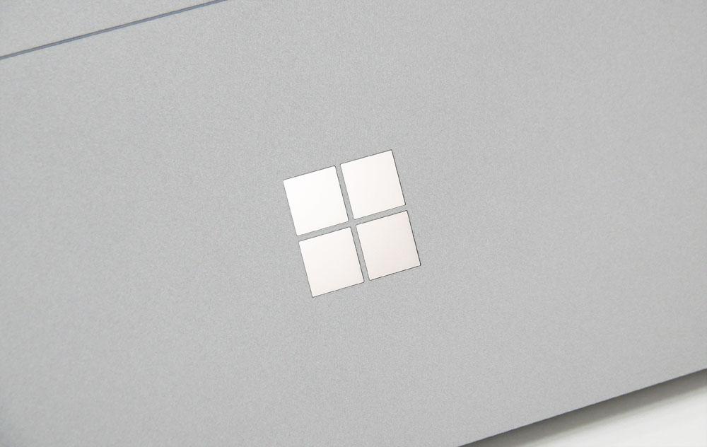Surface Laptop Studioの天板ロゴのアップ