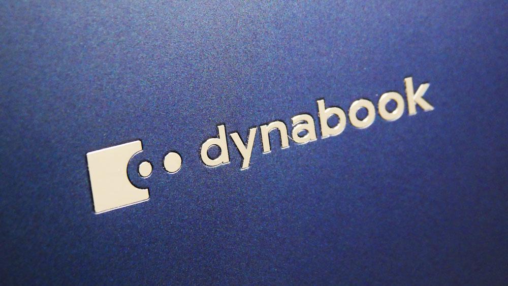 dynabook RZの天板ロゴのアップ