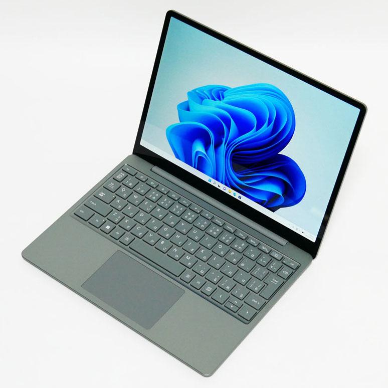 マイクロソフト　Surface Laptop Go 2の外観。斜め上からのカッコいいアングル