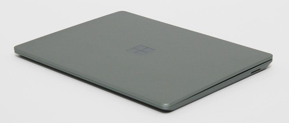 Surface Laptop Go 2を折りたたんだ様子：斜め上から
