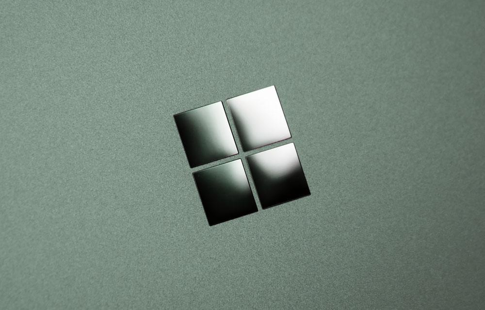 Surface Laptop Go 2の天板ロゴのアップ
