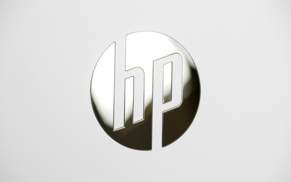 HP Pavilion Aero 13-beの天板ロゴのアップ
