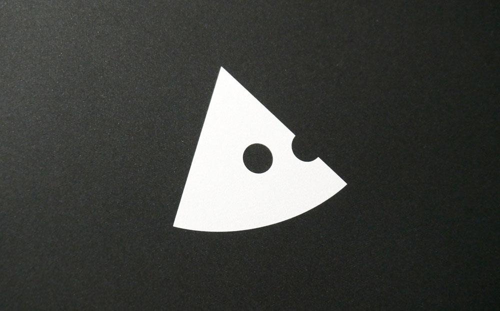 mouse F7-i5の天板ロゴのアップ