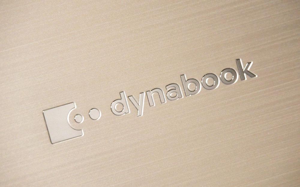 dynabook CZ/MVの天板ロゴのアップ
