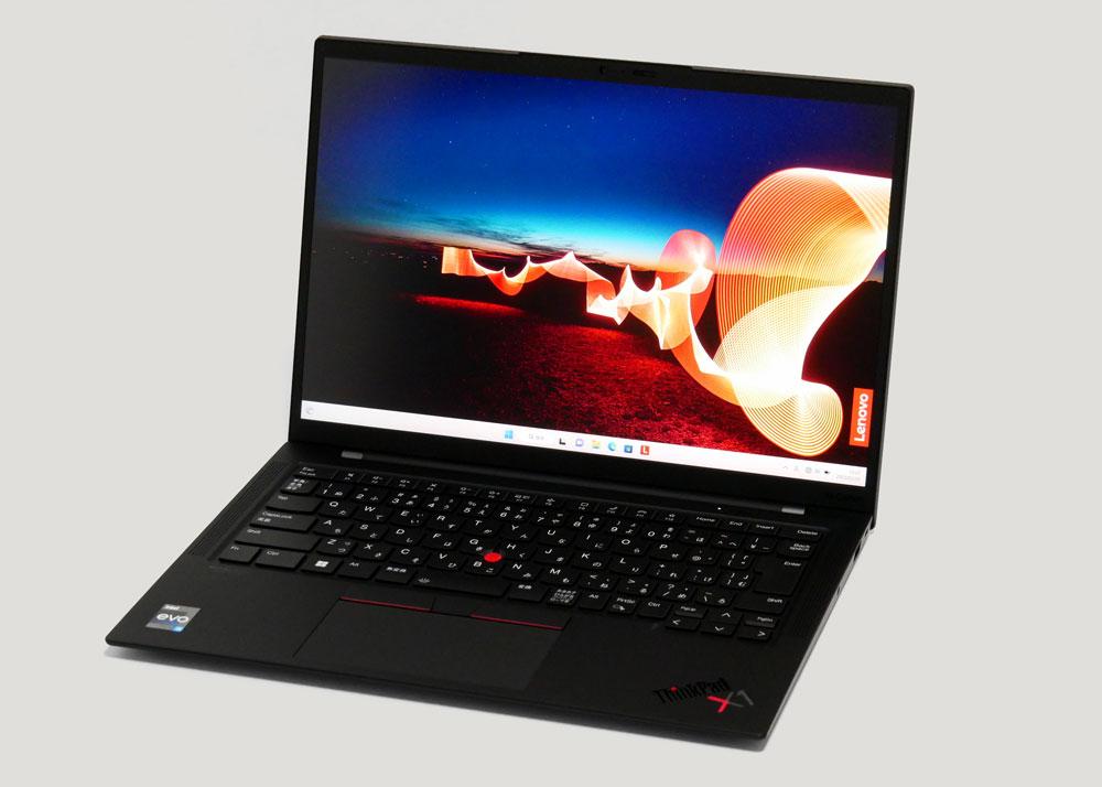 レノボ　ThinkPad X1 Carbon Gen 10の外観。斜め上から
