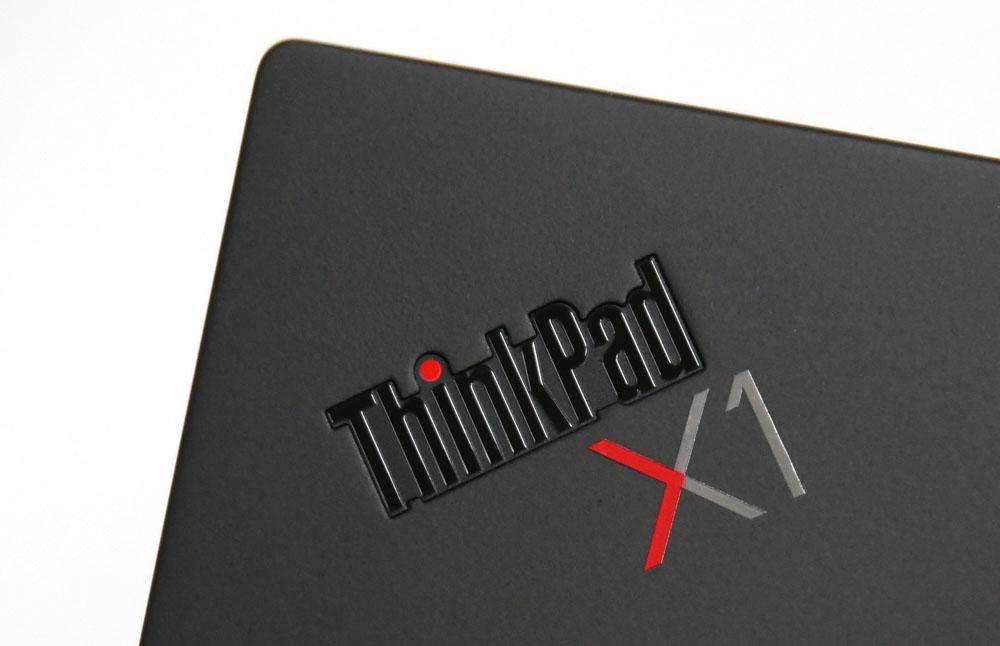 ThinkPad X1 Carbon Gen 10の天板ロゴのアップ