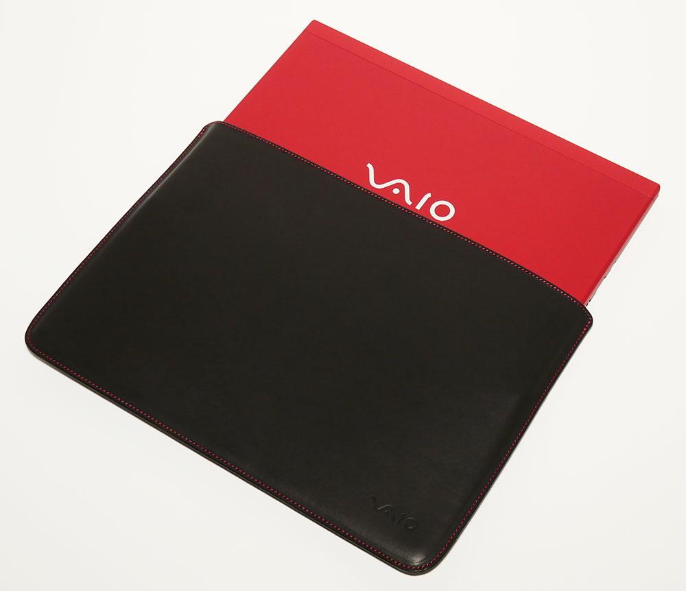 VAIO SX14専用 REDステッチ特別仕様レザーPCケースにVAIO SX14を入れたところ