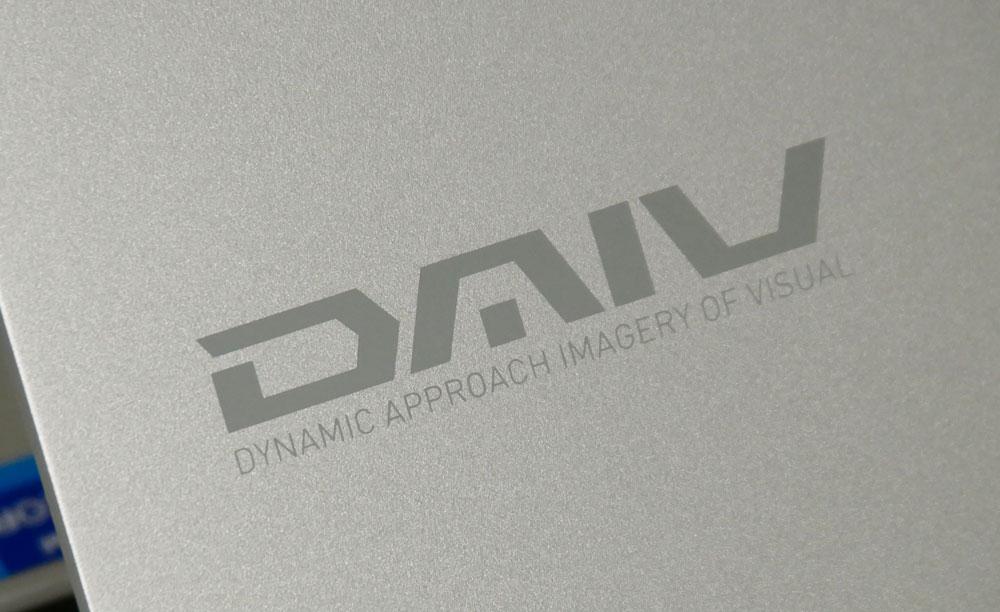 DAIV Z4-I7I01SR-Aの天板ロゴのアップ