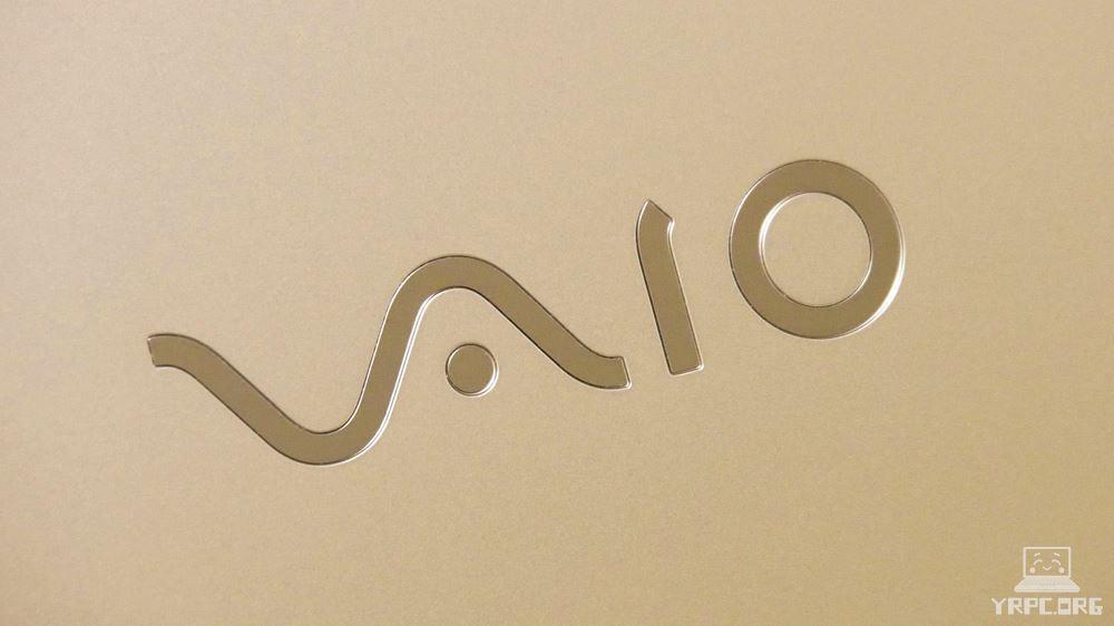 VAIO F16の天板ロゴのアップ