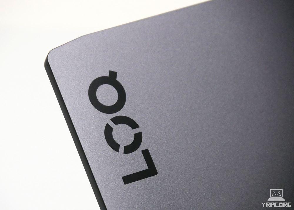 Lenovo LOQ 16IRH8の天板ロゴのアップ