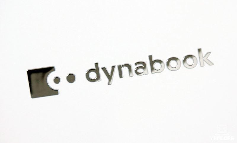dynabook GZ/HWの天板ロゴのアップ