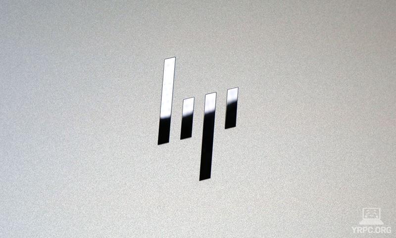 HP Pavilion Plus 16-abの天板ロゴのアップ
