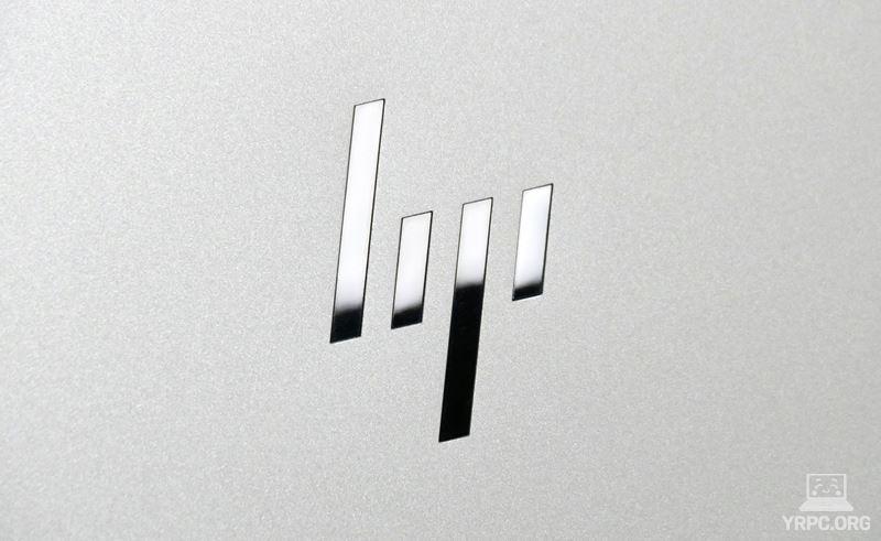 HP Pavilion Plus 14-ewの天板ロゴのアップ